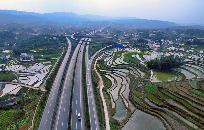 成渝地區(qū)環(huán)線合江(渝川界)至納溪段路面<div   id=